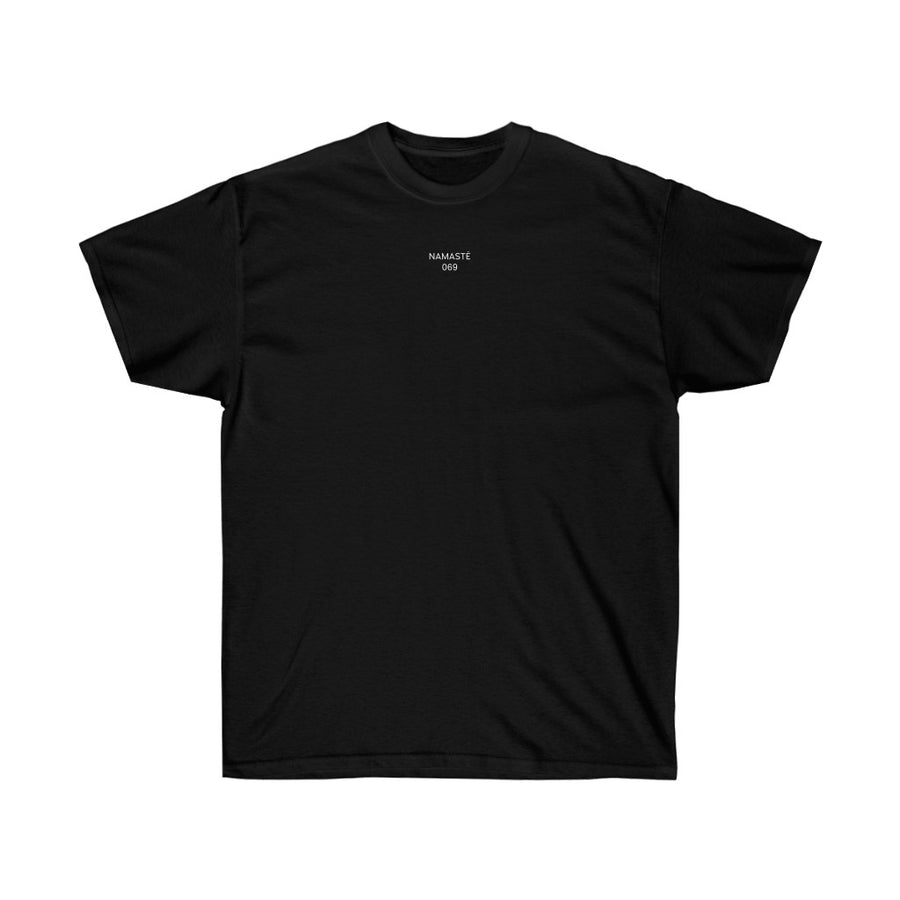 Unisex Baumwoll T-Shirt "NAMASTÉ 069" in weiss oder schwarz